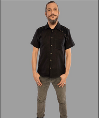 Short sleeve shirt in 100% cotton fabric. With net and brass studs details on the shoulders.